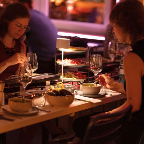 Freigut Restaurant Tisch mit Gaesten